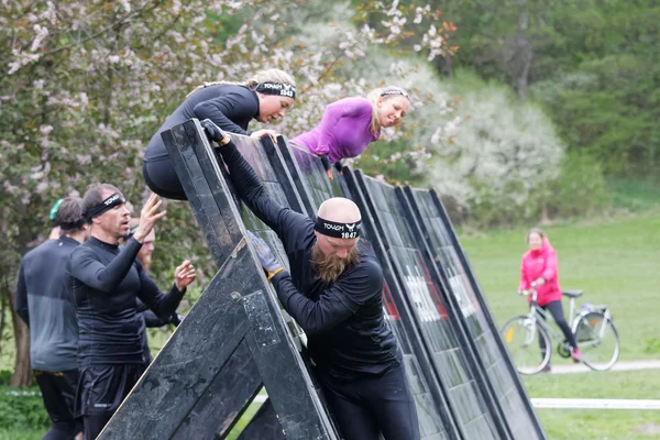 Stockholm Maj 2016 Kvinnor Och Män Klättrar Över Planka Hinderloppet — Stockfoto