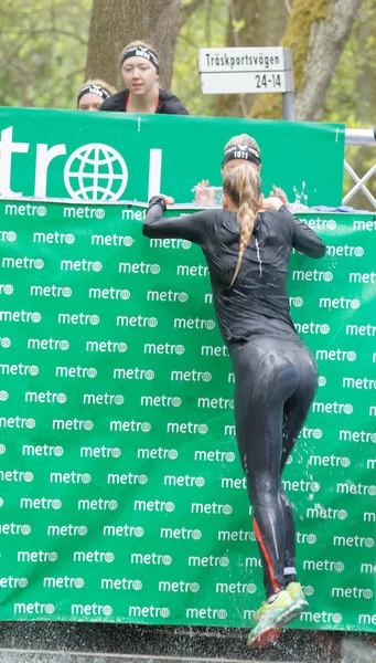 Estocolmo Suecia Mayo 2016 Mujer Saltando Tanque Agua Helada Obstáculo —  Fotos de Stock