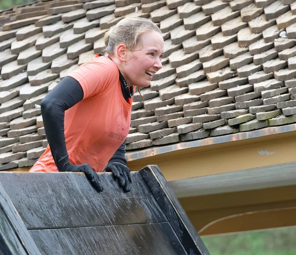 瑞典斯德哥尔摩 2016年5月14日 在2016年5月14日于瑞典举行的跨栏赛中 微笑的女性爬过木板塞子 — 图库照片