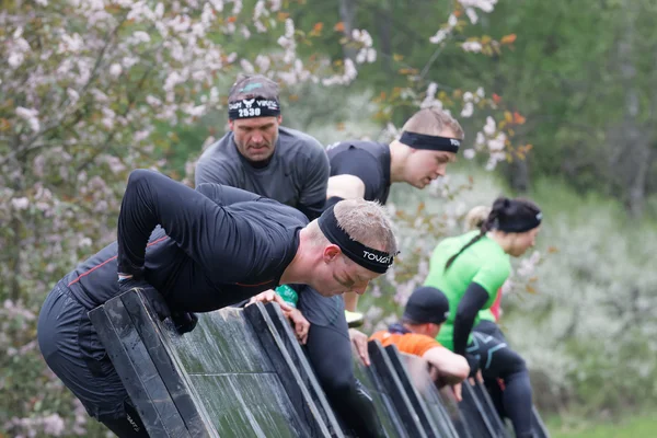 Stockholm Maj 2016 Män Klättrar Över Planka Hinderloppet Tough Viking — Stockfoto