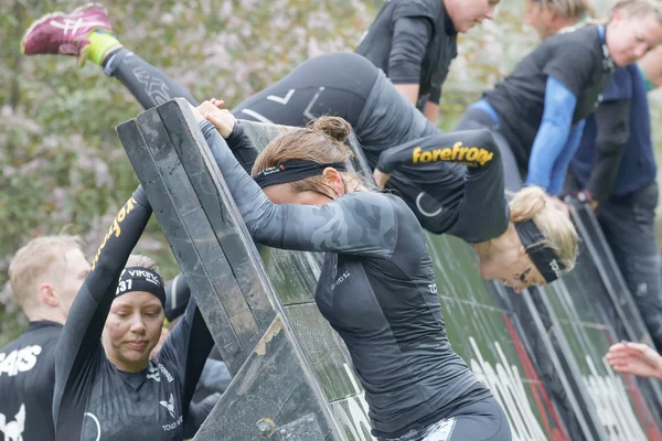 Estocolmo Suécia Maio 2016 Mulheres Homens Escalando Obstáculo Prancha Usando — Fotografia de Stock