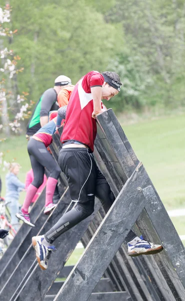 Stockholm Zweden Mei 2016 Vrouwen Mannen Klimmen Een Plank Hindernisrace — Stockfoto