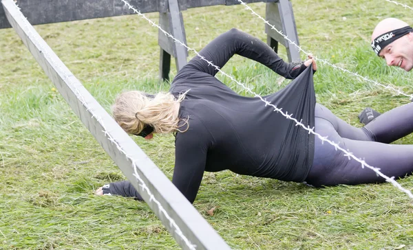 Stockholm Sweden May 2016 Woman Get Stuck Barb Wire Obstacle — Stock Photo, Image
