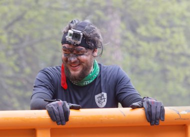 Stockholm, İsveç - 14 Mayıs 2016: Ağzında çamurla gülen adam, 14 Mayıs 2016 