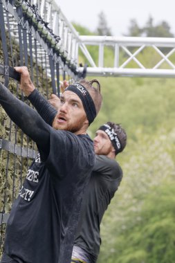 Stockholm, İsveç - 14 Mayıs 2016: 14 Mayıs 2016 'da İsveç' te düzenlenen zorlu Viking yarışında iki erkek asılma engeline tırmanıyor