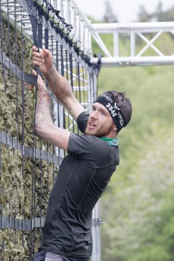 Adam bir asılı net engel