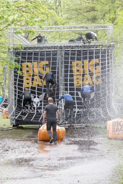 Stockholm, İsveç - 14 Mayıs 2016: 14 Mayıs 2016 'da İsveç' te düzenlenen zorlu Viking yarışında kadın ve erkekler net engele tırmanıyorlar.