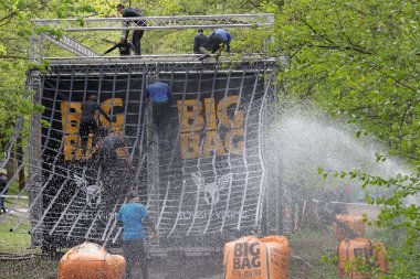 Stockholm, İsveç - 14 Mayıs 2016: 14 Mayıs 2016 'da İsveç' te düzenlenen zorlu Viking yarışında kadın ve erkekler net engele tırmanıyorlar.