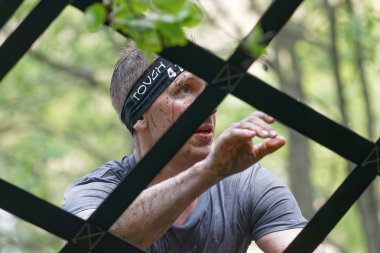 Stockholm, İsveç - 14 Mayıs 2016: net bir engel engel yarışta zor Viking olay İsveç ' te 14 Mayıs 2016 tırmanma erkekler