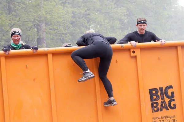 Stockholm Zweden Mei 2016 Vrouwen Mannengroep Beklimt Hindernis Orage Container — Stockfoto