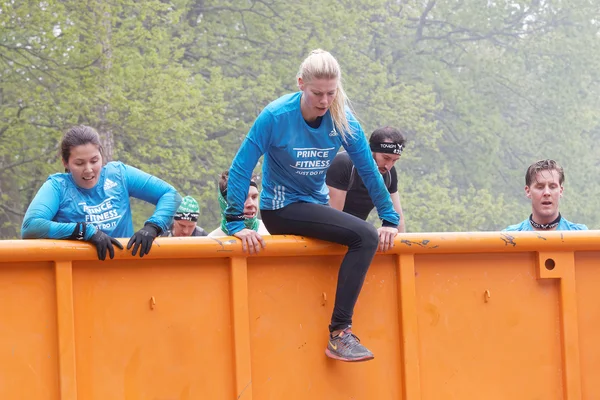 Stockholm Suède Mai 2016 Groupe Hommes Femmes Escaladant Obstacle Conteneurs — Photo