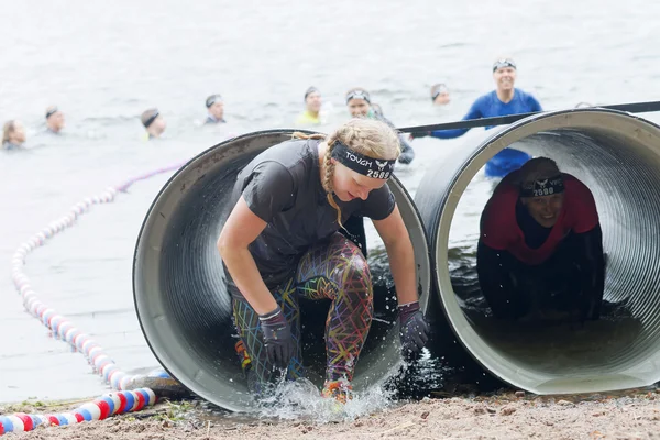 Estocolmo Suecia Mayo 2016 Mujer Saliendo Obstáculo Tubo Carrera Obstáculos — Foto de Stock