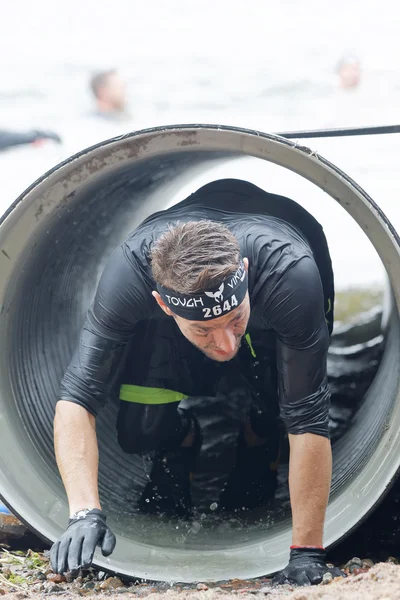 Estocolmo Suecia Mayo 2016 Hombre Saliendo Obstáculo Tubo Carrera Obstáculos —  Fotos de Stock