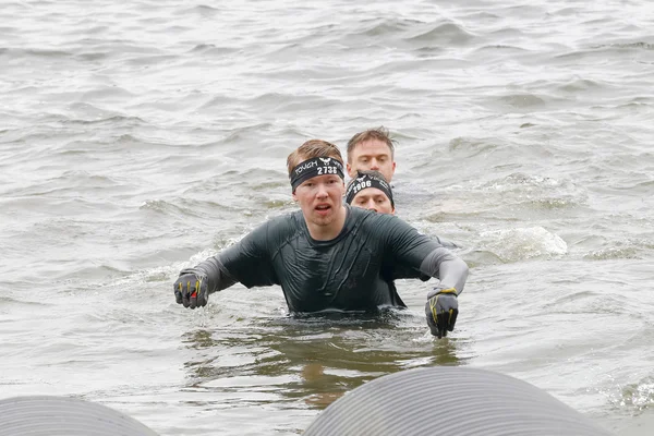Estocolmo Suecia Mayo 2016 Hombres Nadando Aguas Frías Carrera Obstáculos —  Fotos de Stock