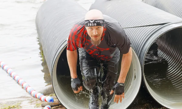 Estocolmo Suecia Mayo 2016 Hombre Saliendo Obstáculo Tubo Carrera Obstáculos —  Fotos de Stock