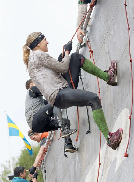 Estocolmo Suecia Mayo 2016 Dos Mujeres Escalando Obstáculo Colgando Cuerda —  Fotos de Stock