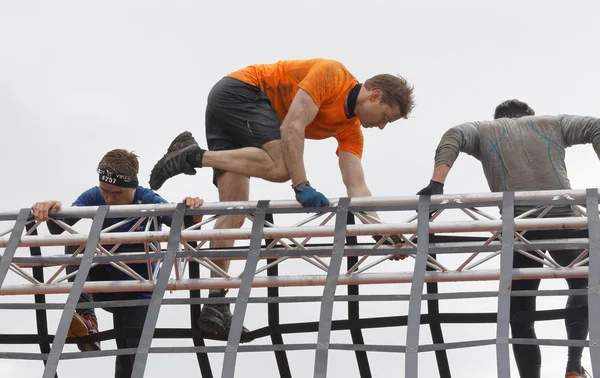 Mannen klimmen een netto obstakel — Stockfoto