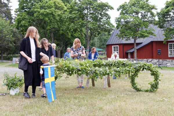 Vaddo Suecia Junio 2016 Mujer Niños Haciendo Maypole Haciendo Maypole — Foto de Stock