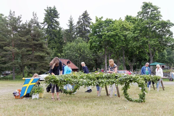 Vaddo Sverige Juni 2016 Kvinde Børn Gør Maypole Gør Maypole - Stock-foto