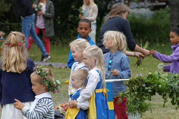 Vaddo Sverige Juni 2016 Børn Iført Traditionelle Kostume Blomster Håret - Stock-foto