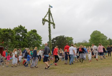 Çocuklar ve yetişkinler direği dans