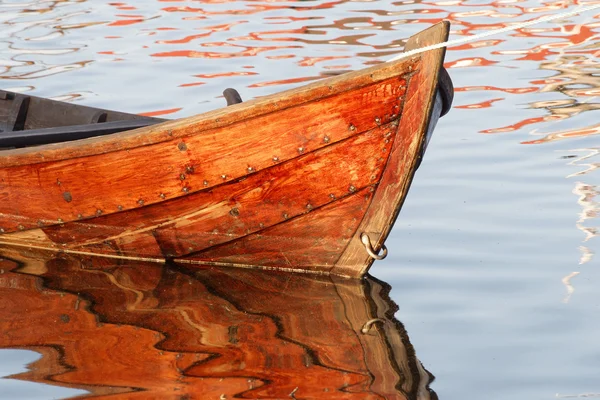 Gros plan de barque en bois dans la lumière chaude du soir — Photo