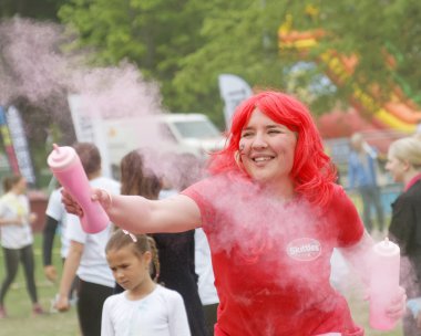 Oyuncak pembe renkli toz kırmızı giyen kadın giyim
