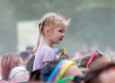 Stockholm, İsveç - 22 Mayıs 2016: 22 Mayıs 2016 babalar omuzlarını renk çalıştırmak olay İsveç ' te oturan genç kız