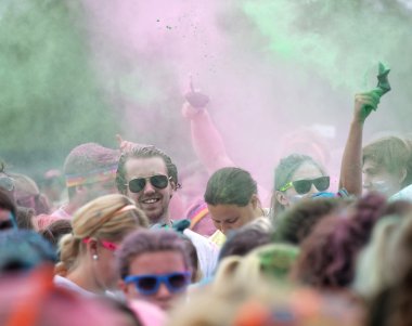 Stockholm, İsveç - 22 Mayıs 2016: 22 Mayıs 2016 'da İsveç' te gerçekleştirilen Renkli Koşu etkinliğinde mutlu insanların yer aldığı kalabalık