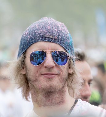 Pilot güneş gözlüklü adam renk tozla kaplı