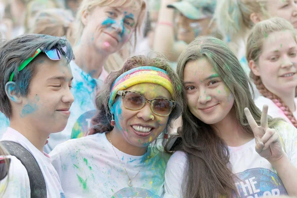 Sztokholm Szwecja Maja 2016 Grupa Szczęśliwych Ludzi Pokryta Kolorowym Proszkiem — Zdjęcie stockowe