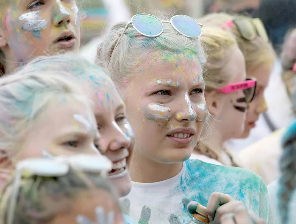 Grupa uśmiechający się młodej kobiety pokryte kolor proszku — Zdjęcie stockowe