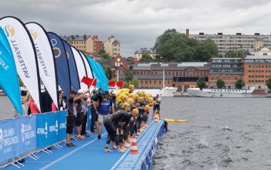 Kadın yüzücüler hemen önce başlangıç sinyali
