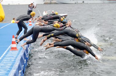 Kadın yarışmacılar suya atlamak