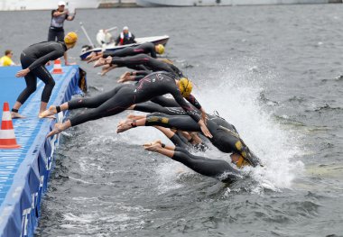 Stockholm - 02 Temmuz 2016: Başlangıç sinyali kadınların İTÜ dünya triatlon serisi olay 02 Temmuz 2016 Stokholm, İsveç'te sonra suya kadın yarışmacı atlamak