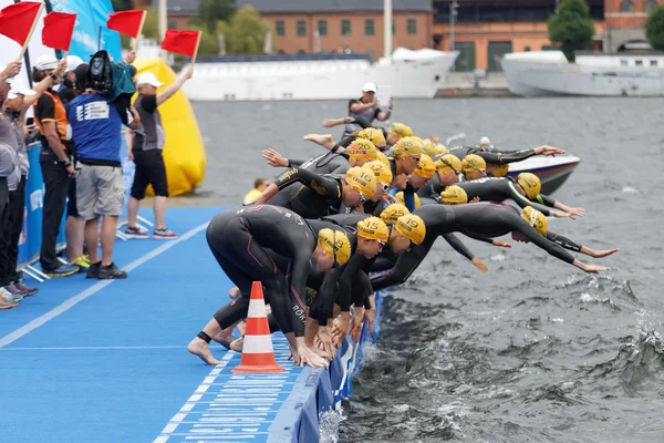 De vrouwelijke deelnemers springen in het water — Stockfoto