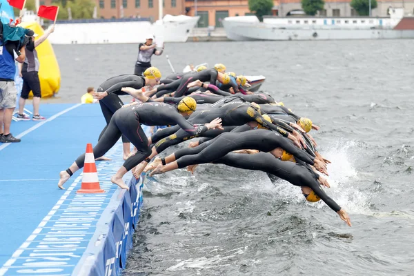 De vrouwelijke deelnemers springen in het water — Stockfoto