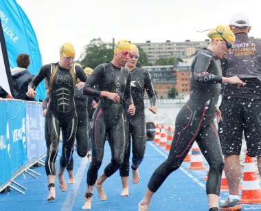 Stockholm - 02 Temmuz 2016: birçok kadın yüzücü kadar kadınların İTÜ dünya triatlon serisi olay sudan 02 Temmuz 2016 Stokholm, İsveç'te tırmanma