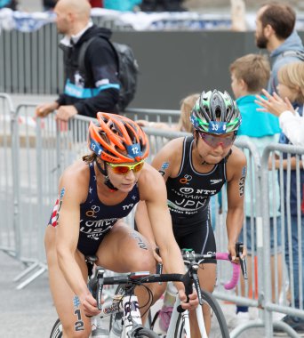 Stockholm - Temmuz 02, 2016: İsveç 'in Stockholm kentinde düzenlenen Kadınlar Itu Dünya Triatlon Şampiyonası' nda Tomlin ve Kuramoto bisikletli triatletler