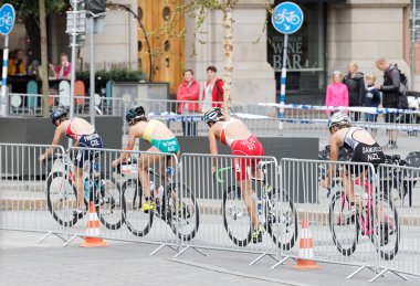 Stockholm - Temmuz 02, 2016: İsveç 'in Stockholm kentinde 2 Temmuz 2016 Kadınlar Itu Dünya Triatlon Serisi etkinliğine katılan bir grup bayan triatloncu ve seyircinin yan görünümü