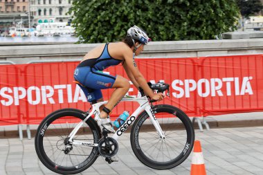 Stockholm - Temmuz 02, 2016: Kadın triatloncu Angelica Olmo 'nun yan görünümü, 2 Temmuz 2016 tarihinde İsveç' in Stockholm kentinde gerçekleştirilen Women 's Itu World Triathlon serisi etkinliği.
