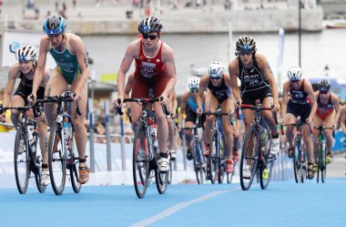 Stockholm - Temmuz 02, 2016: İsveç 'in Stockholm kentinde düzenlenen 2 Temmuz 2016 Kadınlar Itu Dünya Triatlon Serisi etkinliğinde büyük bir kadın triatloncu grubu yokuş yukarı bisiklet sürüyor