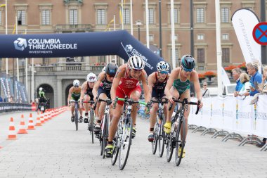 Stockholm - Temmuz 02, 2016: İsveç 'in Stockholm kentinde 2 Temmuz 2016 tarihli Kadınlar Itu Dünya Triatlon Serisi etkinliğinin kraliyet kalesinin önünde bir grup bayan bisikletçi