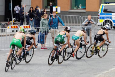 Stockholm - Temmuz 02, 2016: İsveç 'in Stockholm kentinde düzenlenen Kadınlar Itu Dünya Triatlon Serisi etkinliği' ne katılan triatloncu ve izleyici grubunun arka tarafı