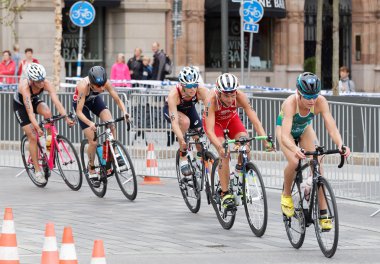 Stockholm - Temmuz 02, 2016: İsveç 'in Stockholm kentinde düzenlenen Kadınlar Itu Dünya Triatlon Yarışması' nda üç tekerlekli kadın bisikletçi grubunun yan görünümü