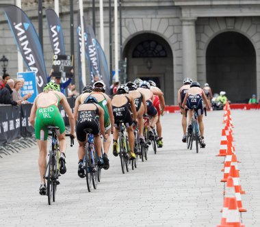 Stockholm - Temmuz 02, 2016: İsveç 'in Stockholm kentinde düzenlenen Kadınlar Itu Dünya Triatlon Serisi etkinliği' ne katılan triatloncu ve seyirci grubunun arka görüşü