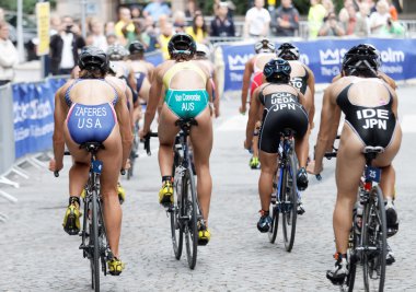 Stockholm - Temmuz 02, 2016: İsveç 'in Stockholm kentinde 2 Temmuz 2016 tarihli Bayanlar Itu Dünya Triatlon Yarışması' nda triatlet grupları Zaferes, Van Coevorden, Ueda, Ide ve seyircilerin arka görüşü