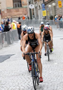 Stockholm - Temmuz 02, 2016: Simone Ackermann ve bir grup bayan triatloncu, İsveç 'in Stockholm kentinde düzenlenen Kadınlar Itu Dünya Triatlon Serisi' nde kaldırım taşı üzerinde yokuş aşağı bisiklet sürüyorlar.