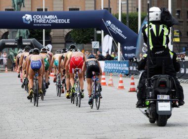 Stockholm - Temmuz 02, 2016: İsveç 'in Stockholm kentinde 2 Temmuz 2016 tarihli Bayanlar Itu Dünya Triatlon Seri Yarışması' nda triatlet grupları Zaferes, Ueda, Viliç ve yarışmacıların arka görüşü
