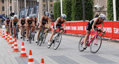 Stockholm - Temmuz 02, 2016: İsveç 'in Stockholm kentinde 2 Temmuz 2016 Kadınlar Itu Dünya Triatlon Şampiyonası' nda geniş bir kadrolu kadın bisikletçi grubu